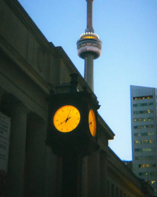 #PeopleofUnion

📸 thank you @cosmos._.creatives for the great shot! 

#clocktower #unionstation #toronto #frontstreet #grandplaza #downtown #downtowntoronto #beauxarts #architecture #instaphoto #photograghy #followme #hamiltonphotographer