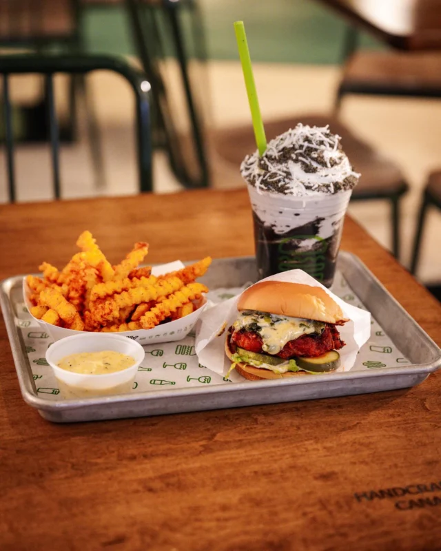 🎉 This #FoodieFriday, we’ve got something extra special cooking 👀🔥 

In collaboration with Chef David Schwartz and Chef Braden Chong of MIMI Chinese—included on Toronto’s Michelin Guide for two consecutive years—Shake Shack is bringing bold, regionally inspired Chinese flavours to its classic menu for a limited time. 🍔🥢

📅 Menu available May 13 – 26
📍 Find it at Union Station’s Shake Shack while it lasts!

#UnionEats #TorontoEats #LimitedEdition #MichelinGuide #ShakeShackTO